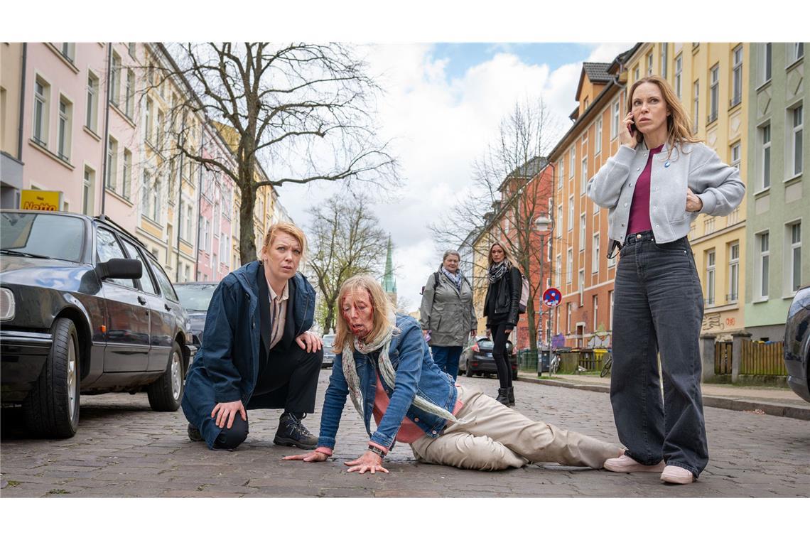 „Tu es!“ – Wie war der „Polizeiruf 110“ aus Rostock? Die Ermittlungen spitzen sich dramatisch zu, nachdem die Mutter eines Schülers (Kristina Pauls) vor der Schule zusammengeschlagen wurde.