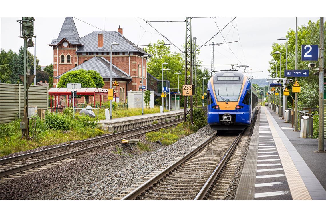 Mädchen vor Zug gestoßen? Mann kommt in Psychiatrie Die Ermittlungen zum Geschehen am Bahnhof Friedland dauern an.