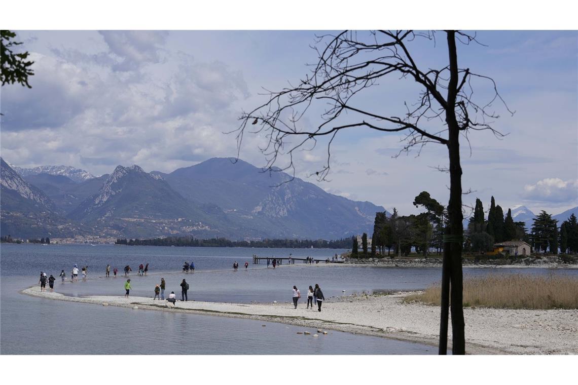 Die Ermittlungen zum Tod des Touristen am Gardasee dauern an. (Archivbild)