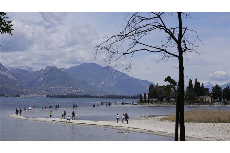 Die Ermittlungen zum Tod des Touristen am Gardasee dauern an. (Archivbild)