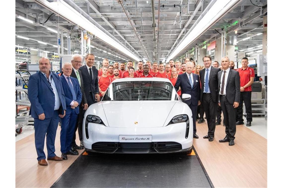 Bundesverkehrsminister lobt Porsches Standortentscheidung Die Eröffnung der Produktion des Porsche Taycan, dem ersten rein elektrischen Modell des Sportwagenherstellers. Foto: Sebastian Gollnow