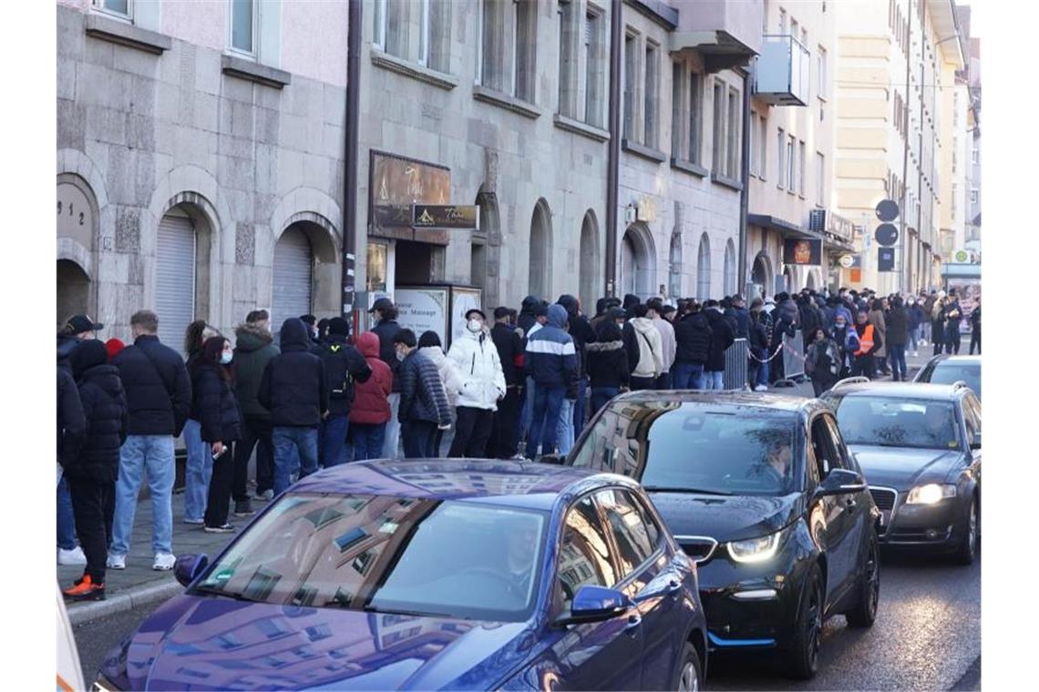 Schlange stehen für Imbiss-Eröffnung von Rapper Massiv Die Eröffnung eines Imbisses von Rapper Massiv hat am Samstag in Stuttgart für eine Menschenansammlung gesorgt. Foto: Andreas Rosar/dpa