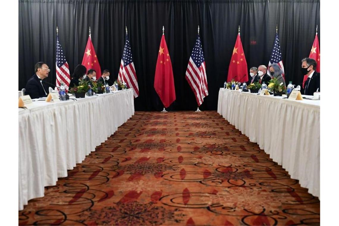 Die Eröffnungssitzung der US-China-Gespräche im Captain Cook Hotel in Anchorage. Foto: Frederic J. Brown/Pool via AP/dpa
