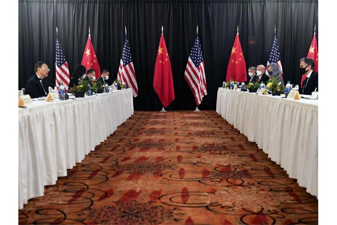 Diplomatentreffen USA - China: Konfrontation mit Ansage Die Eröffnungssitzung der US-China-Gespräche im Captain Cook Hotel in Anchorage. Foto: Frederic J. Brown/Pool via AP/dpa