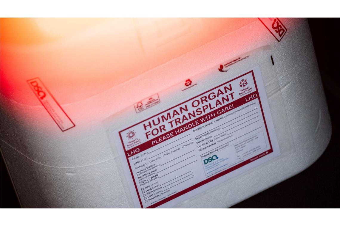 Die Ersatzorgane werden in einer Kühlbox transportiert. (Symbolbild)