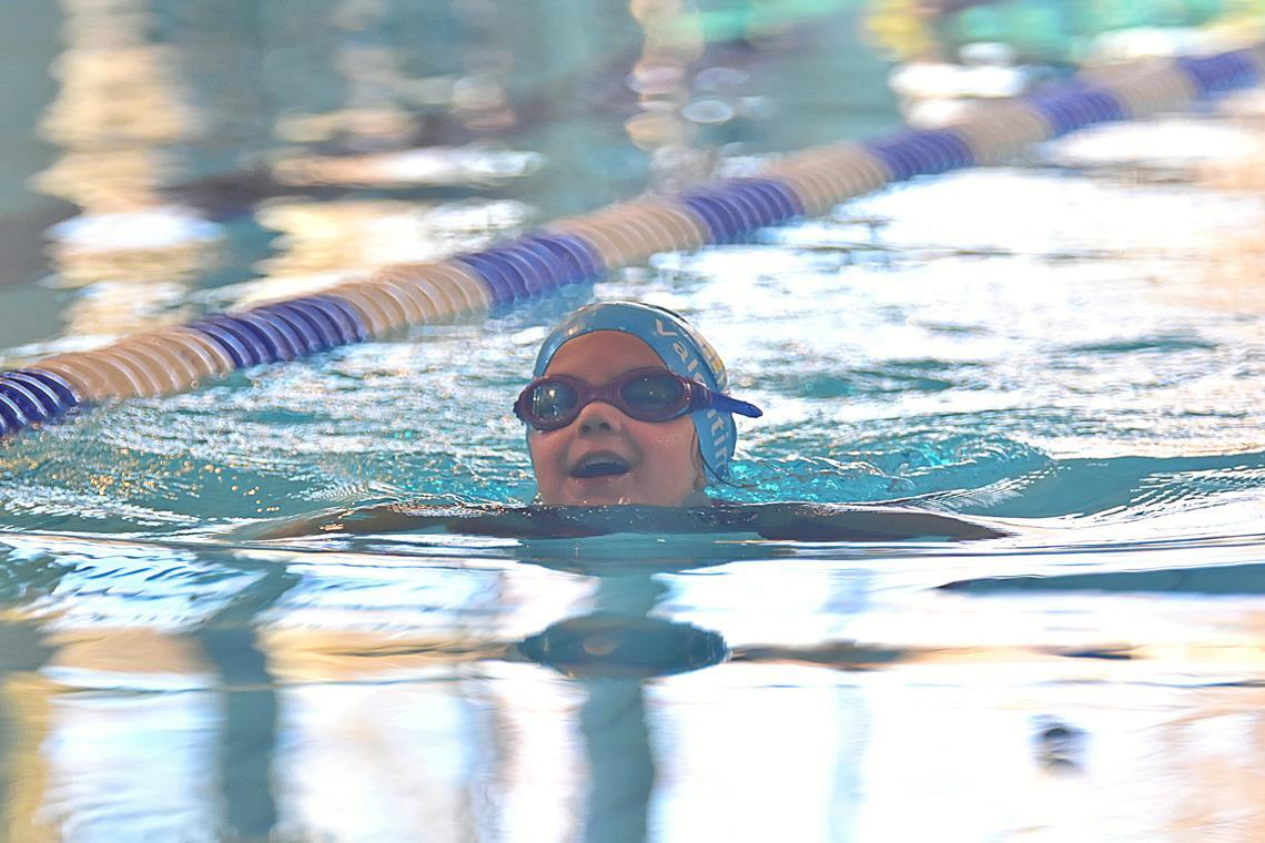 Backnanger Schwimmfest sprengt alle Rekorde Die erst vierjährige Valentina Bartsch von der TSG Backnang ist die jüngste Teilnehmerin gewesen. Foto: Tobias Sellmaier