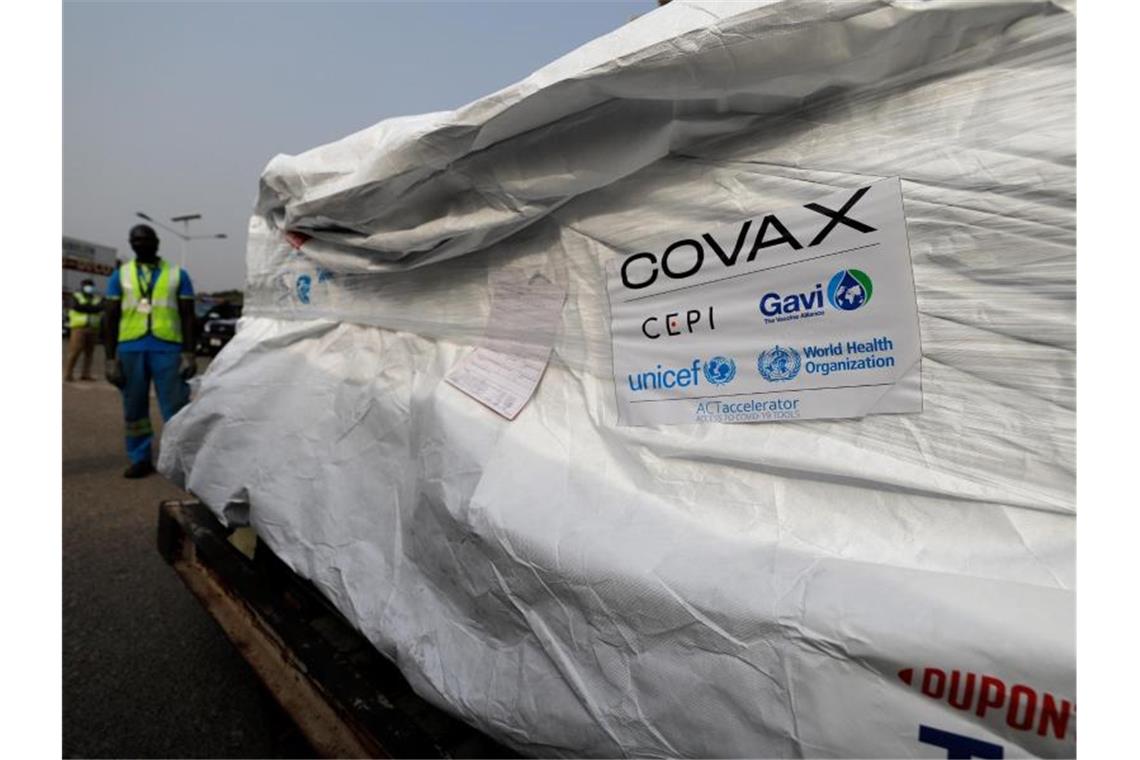 Die erste Ladung des Corona-Impfstoffes von Astrazeneca wird am Kotoka Flughafen der Hauptstadt von Ghana ausgeladen. Foto: © UNICEF/UN0421459/Kokoroko/COV/dpa