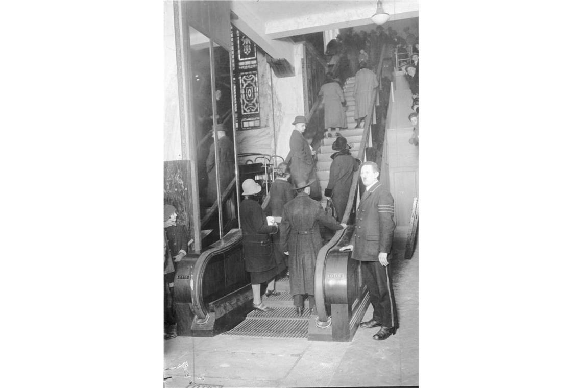 Donald Trumps Wutrede und der Aufstieg der Rolltreppe Die erste Rolltreppe heutiger Bauart wurde 1925 in einem Berliner Kaufhaus errichtet.