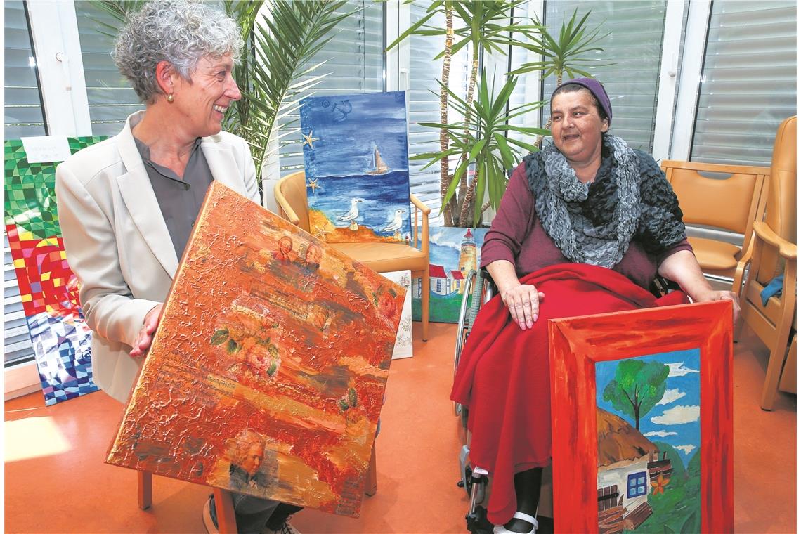 In der letzten Lebensphase nicht Patient, sondern Gast Die erste und letzte Ausstellung ihrer Bilder erlebte Jadranka Haenelt im Backnanger Hospiz. Damit ging ein großer Wunsch der todkranken Frau in den letzten Lebenstagen noch in Erfüllung. Pflegedienstleiterin Ulrike Barth (links) hatte sich sehr dafür eingesetzt. Foto: A. Becher