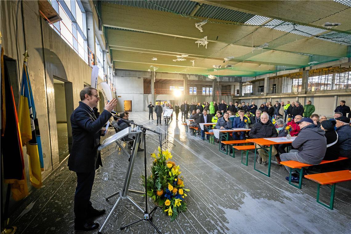 Mit der Halle wächst in Backnang die Vorfreude Die erste Veranstaltung in der neuen Halle hat noch nichts mit Sport zu tun: Oberbürgermeister Maximilian Friedrich begrüßt Handwerker und geladene Gäste zum Richtfest im noch offenen Rohbau.Foto: Alexander Becher