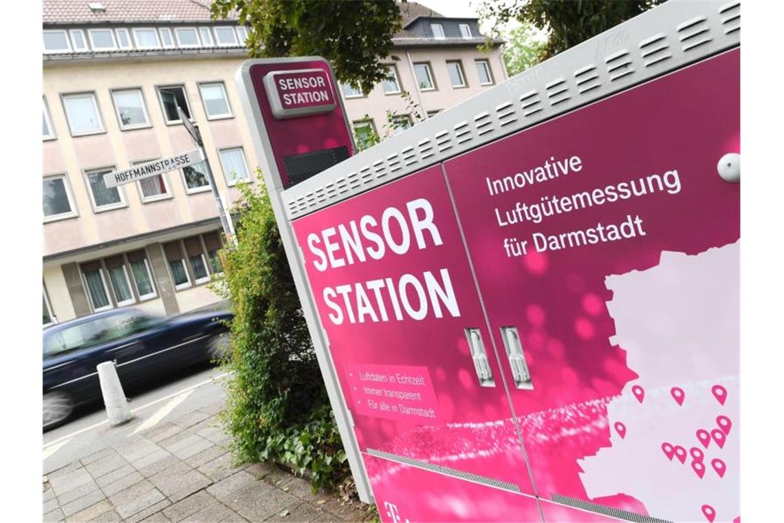 Die erste von insgesamt zwölf Sensor-Stationen für das digitalen Luftgütemessnetz in Darmstadt. Damit wurden Informationen über die Luftqualität in der Stadt gesammelt. Das digitale Messnetz wurde in Zusammenarbeit mit der Deutschen Telekom AG aufgebaut und erprobt. Foto: Arne Dedert/dpa