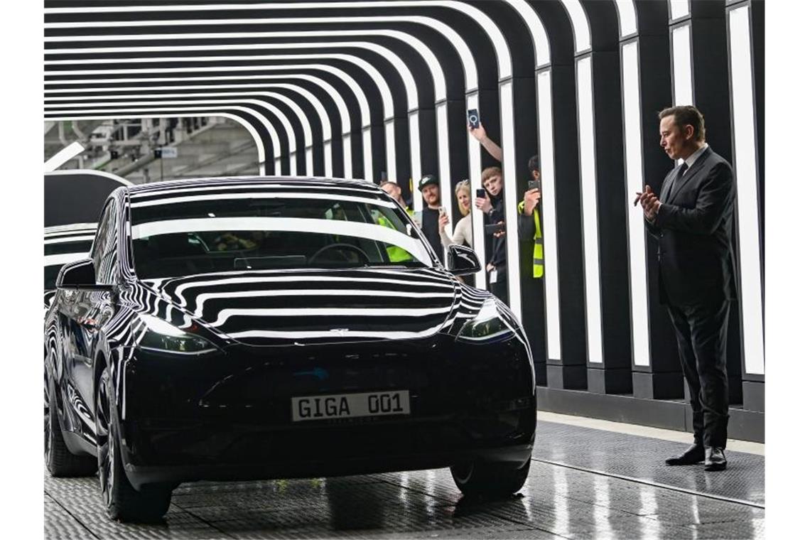 Tesla ist in Deutschland gestartet - Scholz sieht Signal Die ersten E-Autos rollen in Grünheide vom Band, rechts Tesla-Chef Elon Musk. Foto: Patrick Pleul/dpa-Zentralbild POOL/dpa