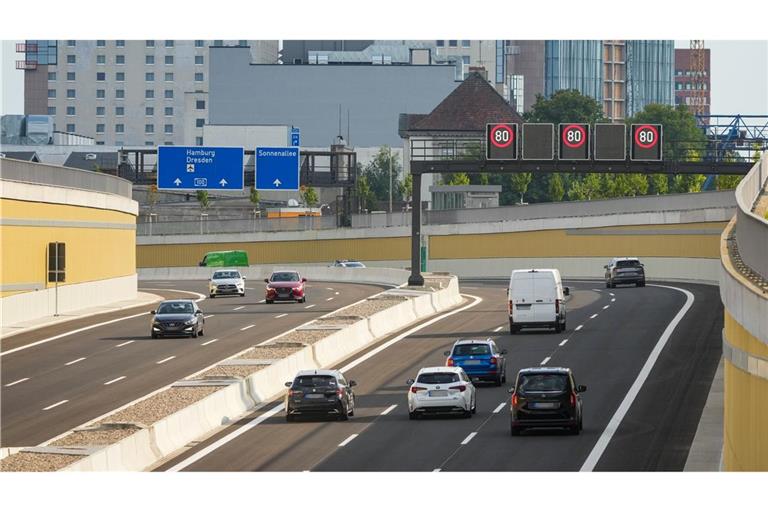 Die ersten Fahrzeuge rollen über das neue Teilstück der A100 in Berlin.