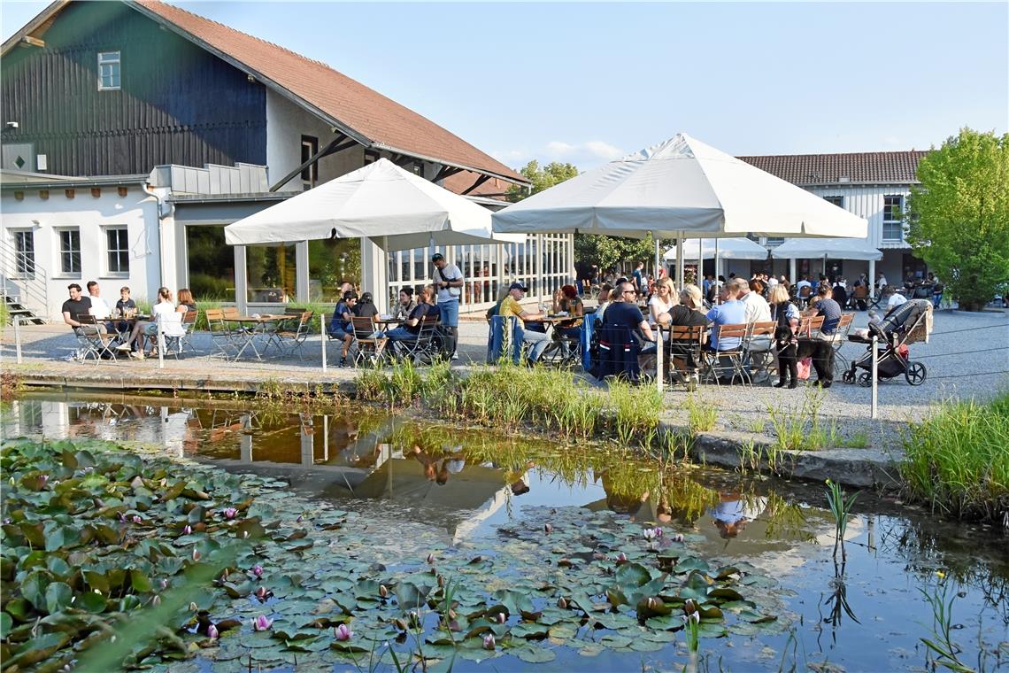 Biergarten ist eine Herzensangelegenheit Die ersten Gäste ließen am Eröffnungsabend nicht lange auf sich warten. Fotos: Tobias Sellmaier