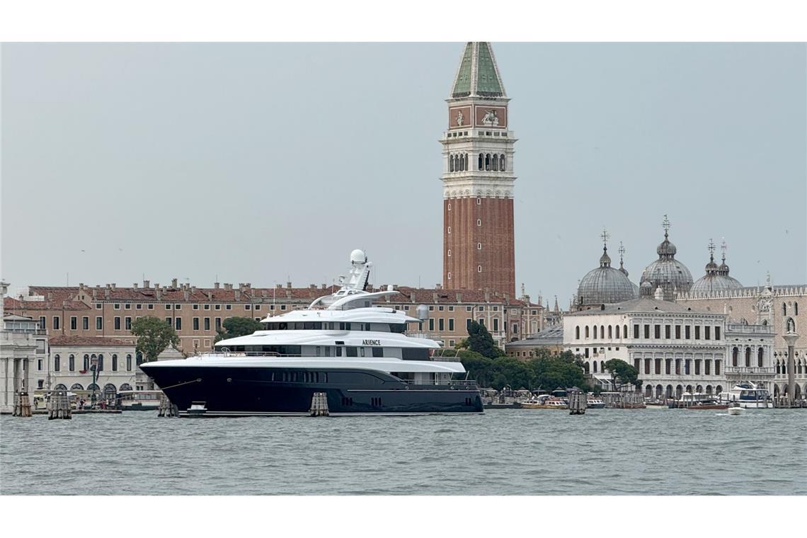 Krieg bringt Hochzeitspläne von Bezos durcheinander Die ersten Gäste sind schon da - eine Luxusjacht vor dem Markusplatz.