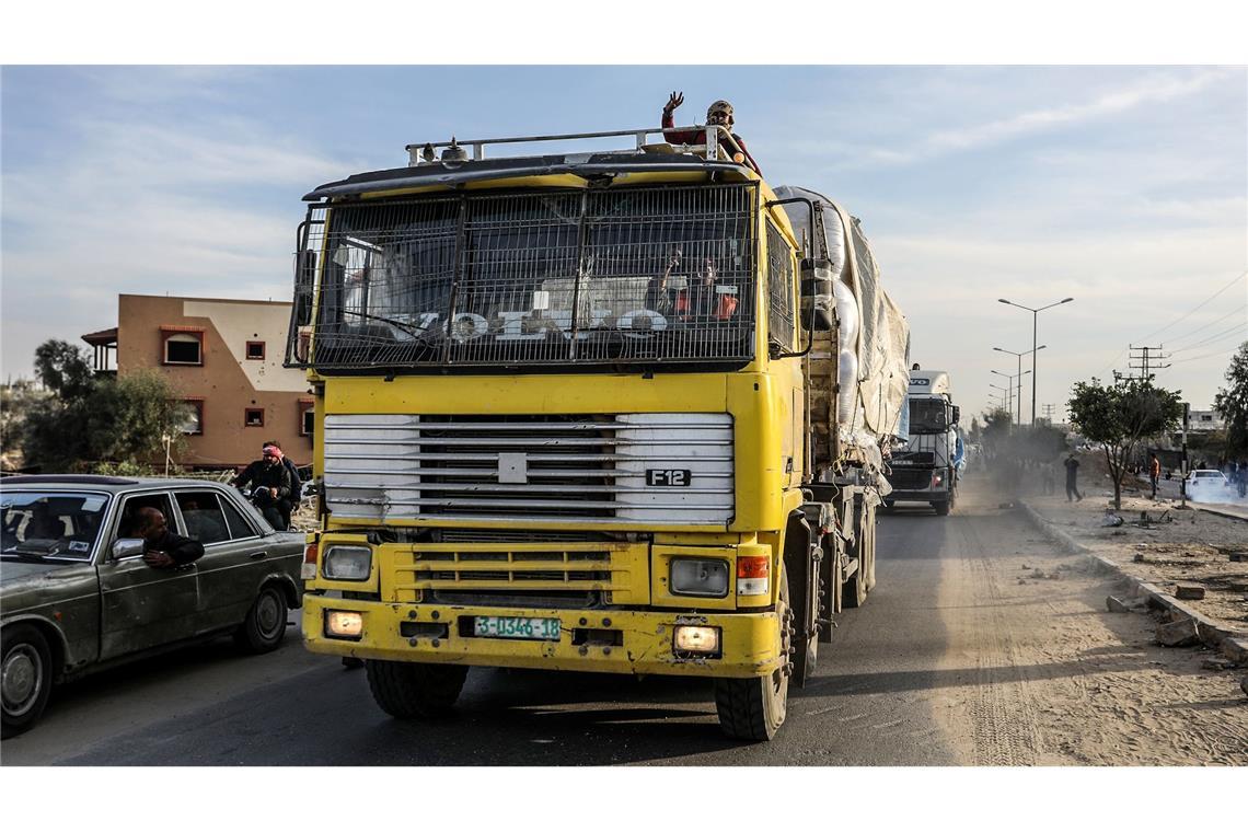 Erste Gaza-Geiseln frei - Israel entlässt Häftlinge Die ersten Hilfslieferungen sind nach Beginn der Waffenruhe angelaufen.