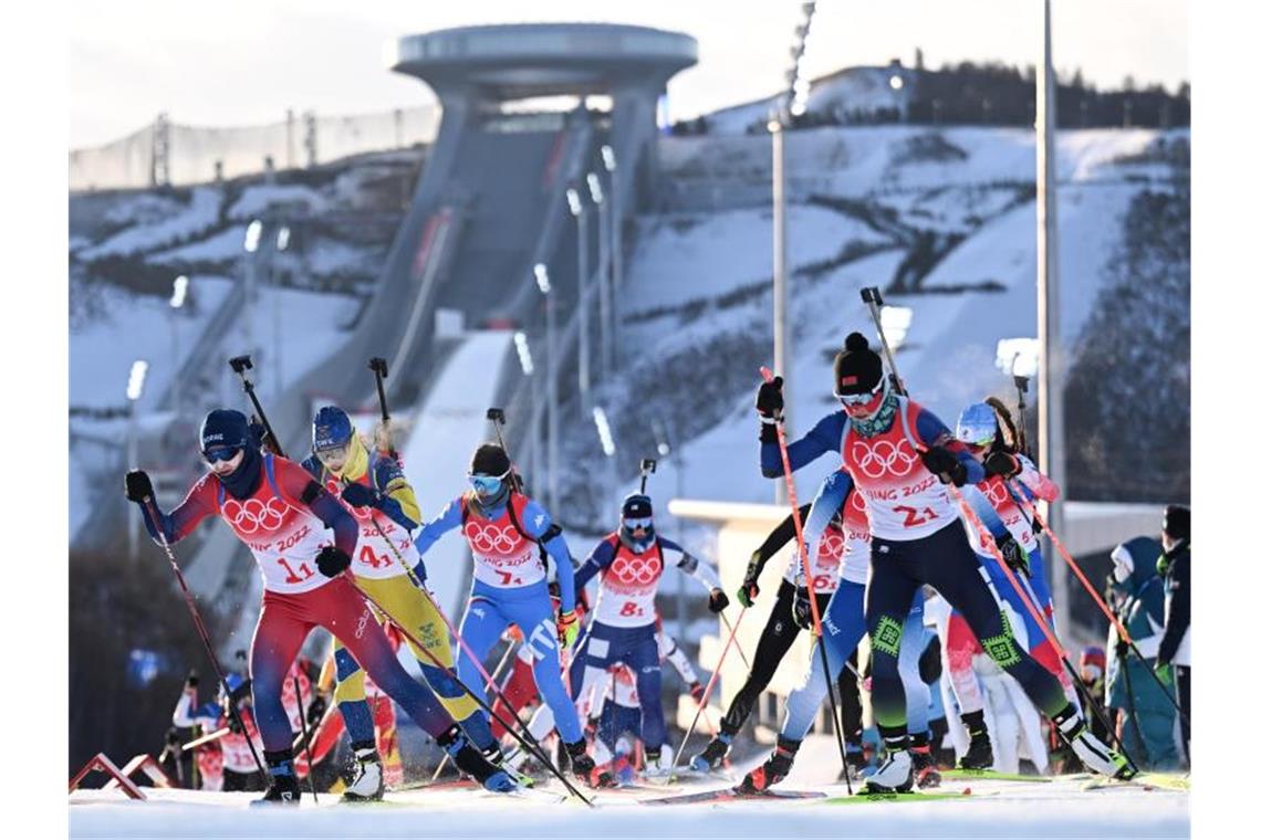 Verpatzter Olympia-Start: Biathlon-Mixed-Staffel Fünfter Die ersten Läuferinnen ihrer Staffeln in Aktion. Foto: Hendrik Schmidt/dpa-Zentralbild/dpa