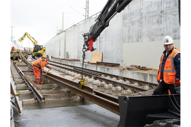 Die ersten Schienen für die Tunnel des Bahnprojekts Stuttgart 21 werden abgeladen. Foto: Bernd Weißbrod/dpa