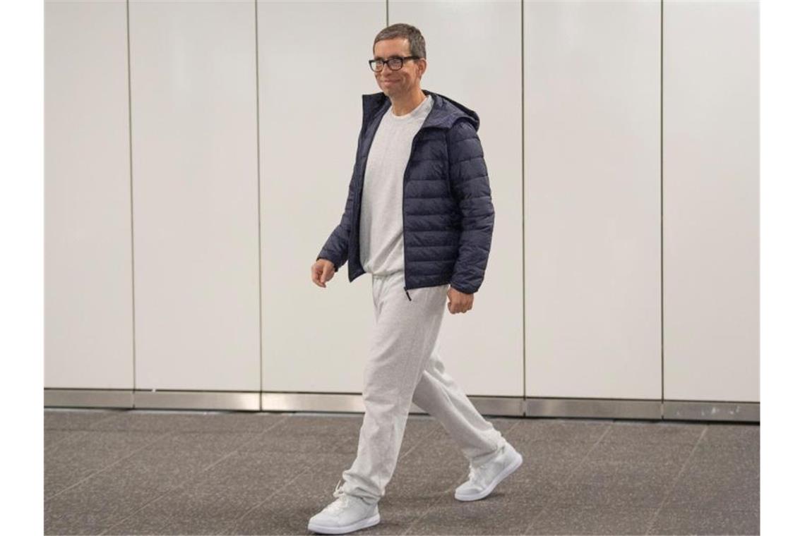 Die ersten Schritte in Freiheit nach mehr als drei Jahrzehnten Haft: Jens Söring am Frankfurter Flughafen. Foto: Boris Roessler/dpa