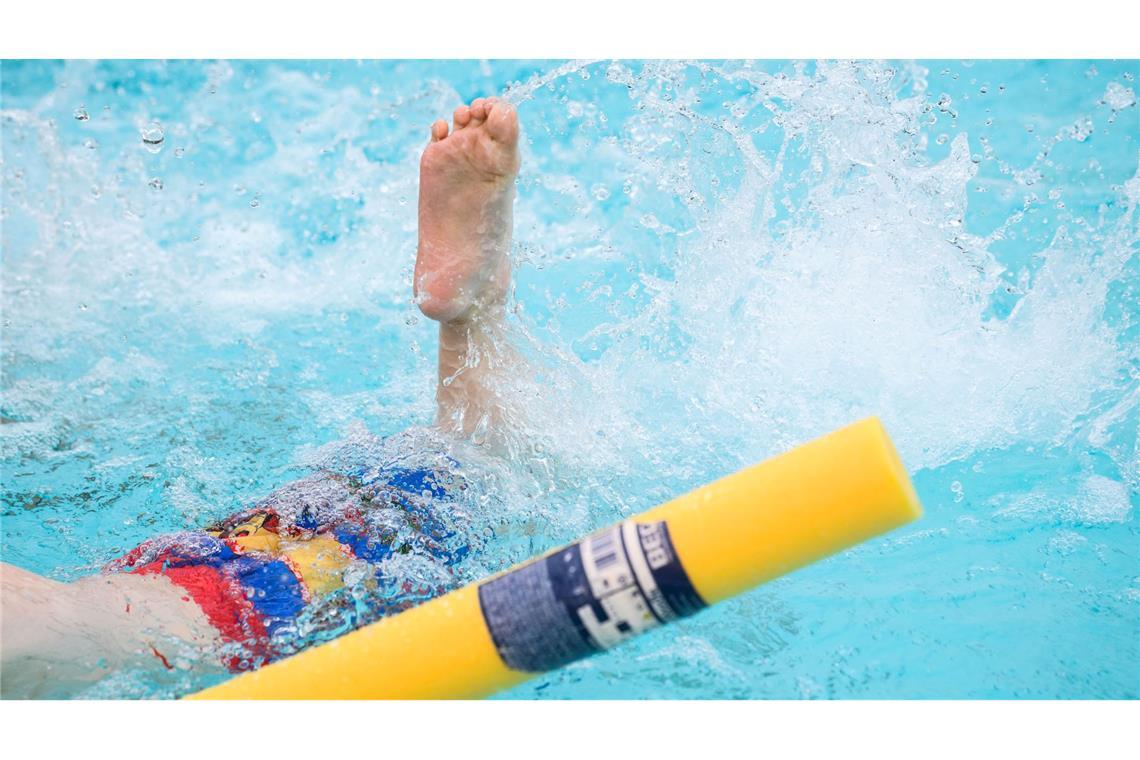 Die ersten Schwimmzüge fallen vielen Kindern schwer. (Symbolbild)