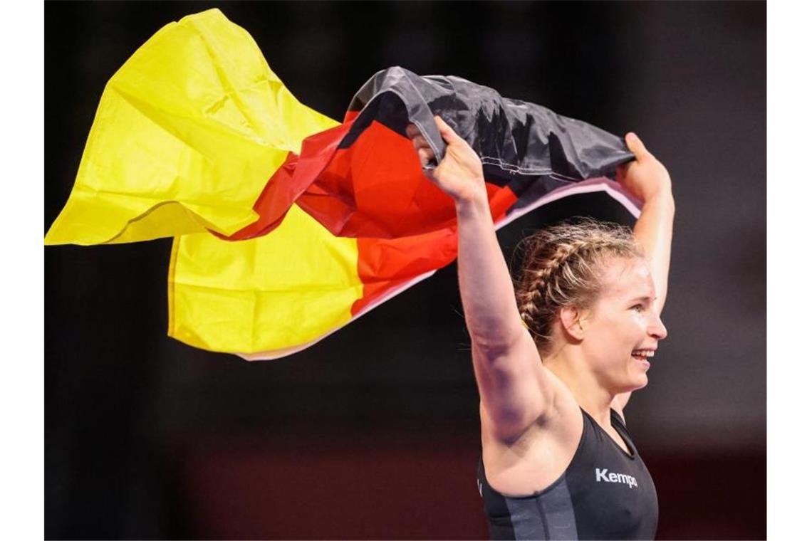 Ringerin Rotter-Focken krönt Karriere mit Olympia-Gold Die Erstplatzierte Aline Rotter-Focken feiert nach ihrem Sieg mit deutscher Fahne. Foto: Jan Woitas/dpa-Zentralbild/dpa