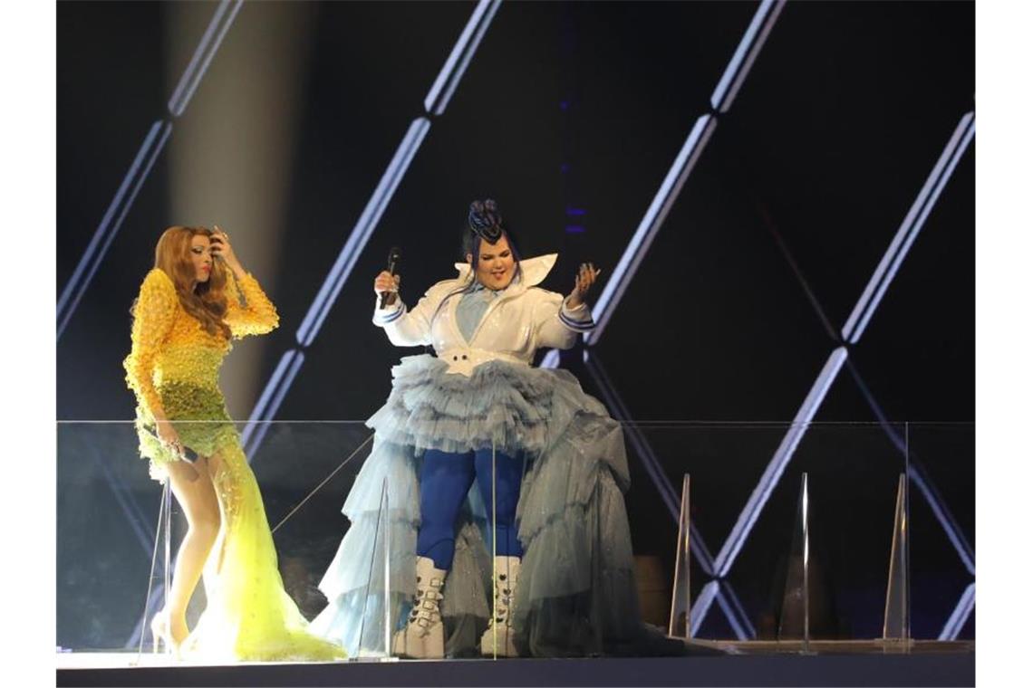 Die ESC-Gewinnerinnen Dana International (l) und Netta eröffneten das Finale. Foto: Ilia Yefimovich