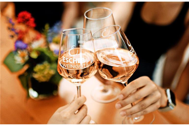 Die Eschers haben das Weindorf bislang nur mit Wein beliefert, nun schenken sie ihre Tropfen auch selbst aus.