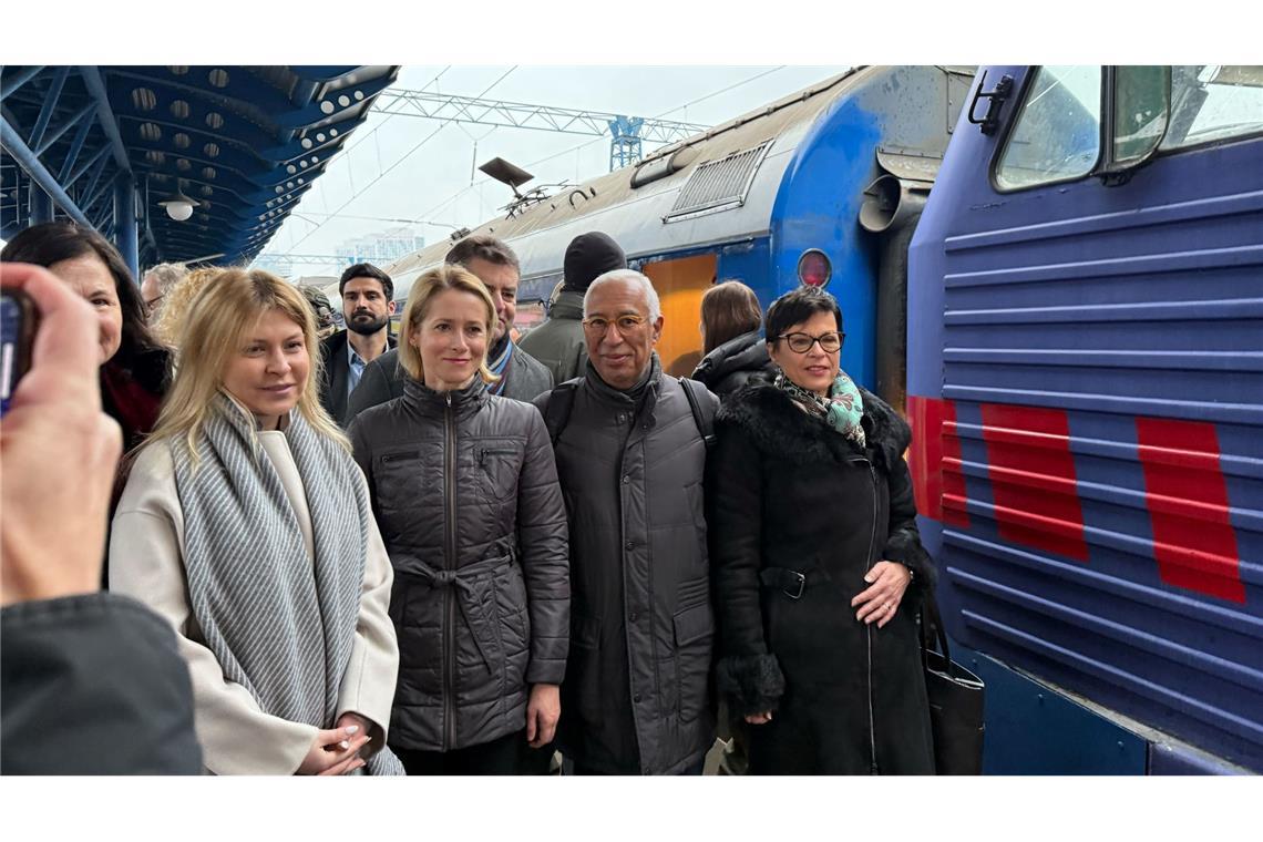 Die EU-Außenbeauftragte Kaja Kallas (2.v.l) und EU-Erweiterungskommissarin Marta Kos (r) legen Berichte zu Reformfortschritten von Ländern vor, die in die Europäische Union streben. (Archivbild)