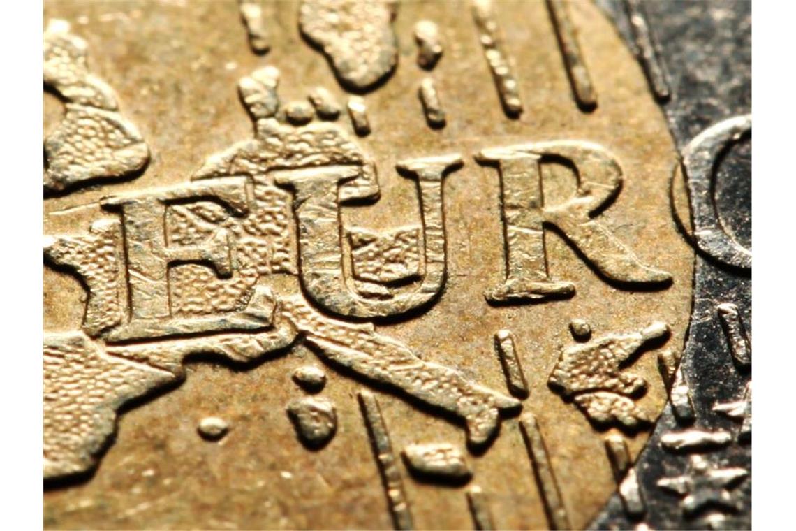 Starker Euro, starke Banken - Wozu dient die ESM-Reform? Die EU-Finanzminister haben sich endgültig auf eine Reform des Eurorettungsschirms geeinigt. Foto: picture alliance / Julian Stratenschulte/dpa