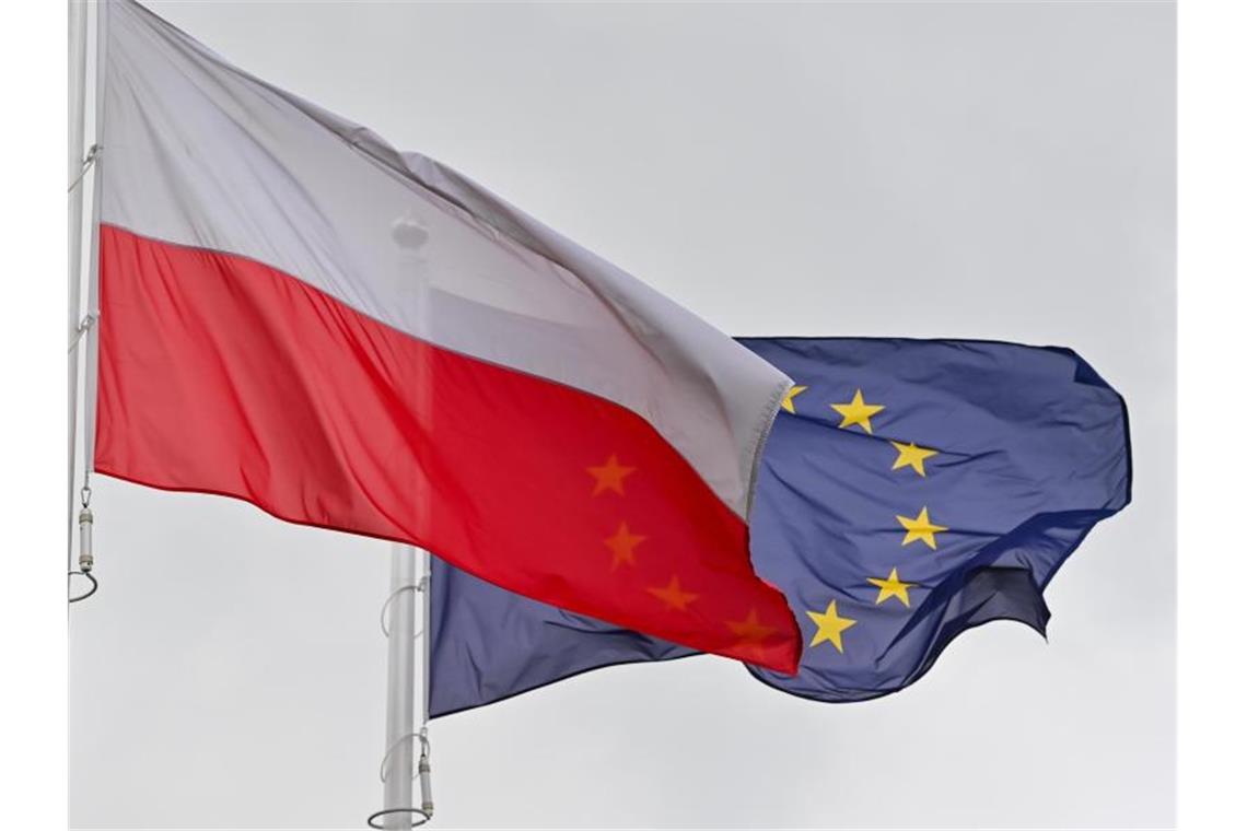 Ex-EU-Ratspräsident schließt EU-Austritt Polens nicht aus Die EU-Flagge hinter den Farben Polens. Foto: Patrick Pleul/dpa-Zentralbild/ZB
