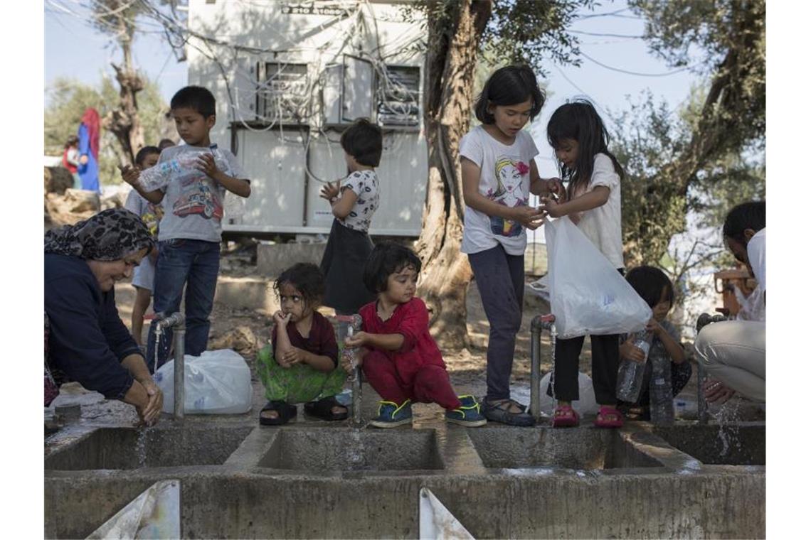 EU-Kommission fordert Aufnahme minderjähriger Flüchtlinge Die EU-Kommission fordert Deutschland und andere EU-Staaten auf, unbegleitete minderjährige Migranten aus den überfüllten griechischen Lagern aufzunehmen - auch wenn die allermeisten von ihnen keine Kinder, sondern Jugendliche sind. Foto: Socrates Baltagiannis/dpa
