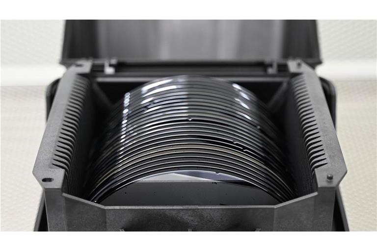 Die EU-Kommission will unter anderem die Versorgung mit Halbleitern sicherstellen. Im Bild: Zwischenprodukte, sogenannte Wafer, in den Räumen des Halbleiterproduzenten Nexperia. (Symbolbild)