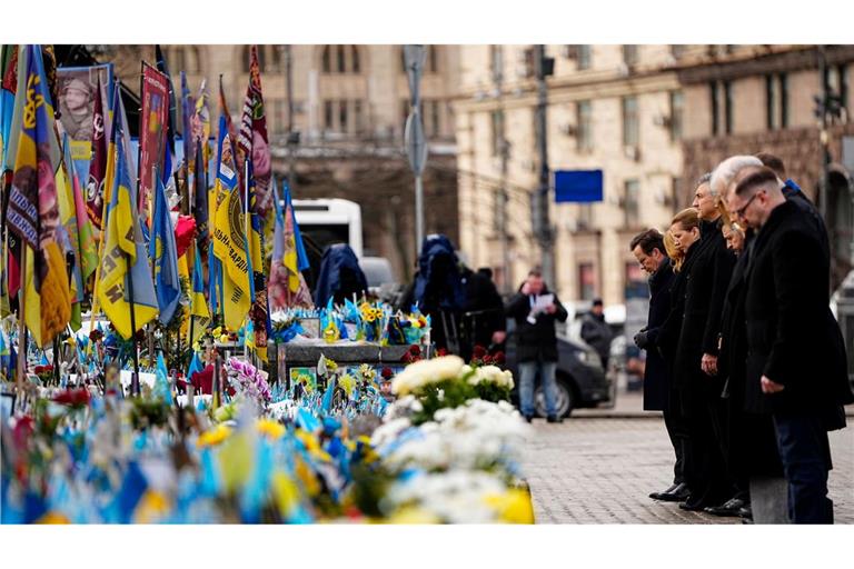 Die EU-Spitze und weitere europäische Regierungs- und Staatschefs sind am vierten Jahrestag des russischen Einmarsches in die Ukraine zu Gedenkveranstaltungen nach Kiew gereist.