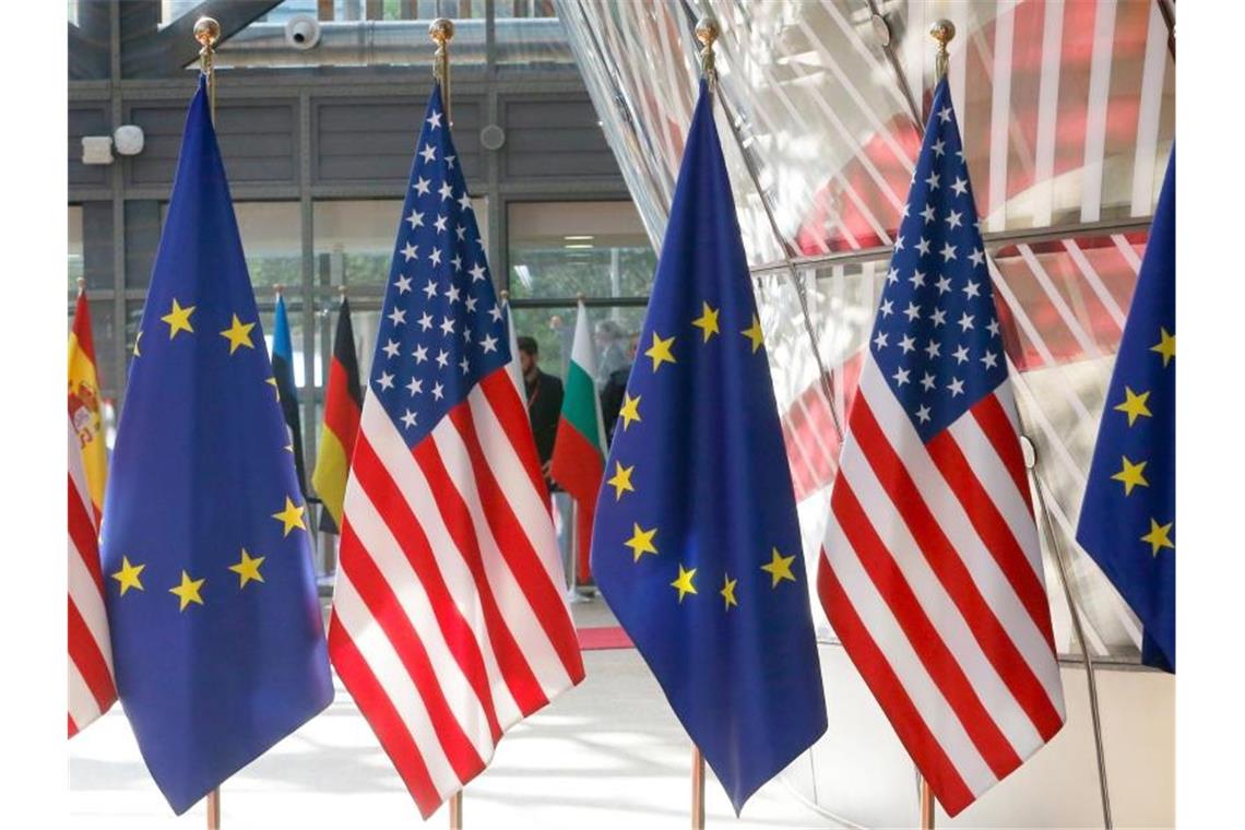 Die EU und die USA haben sich auf die vorläufige Aussetzung von gegeneinander verhängten Strafzöllen geeinigt. Foto: Nicolas Maeterlinck/BELGA/dpa