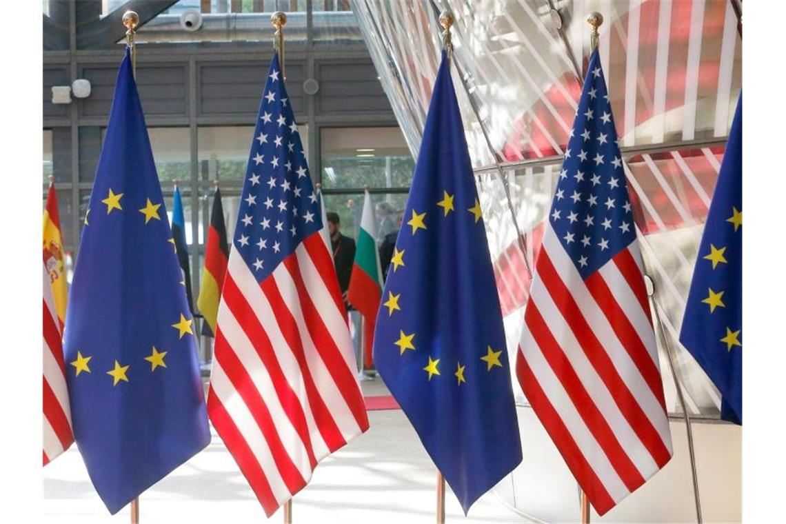 EU und USA setzen wechselseitig verhängte Strafzölle aus Die EU und die USA haben sich auf die vorläufige Aussetzung von gegeneinander verhängten Strafzöllen geeinigt. Foto: Nicolas Maeterlinck/BELGA/dpa