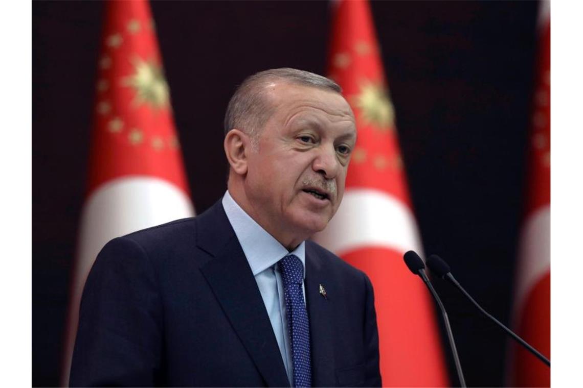 Brüssel bietet Türkei engere Zusammenarbeit an Die EU will die Beziehungen zur Türkei und zu Recep Tayyip Erdogan schrittweise weiter ausbauen. Foto: Burhan Ozbilici/AP/dpa