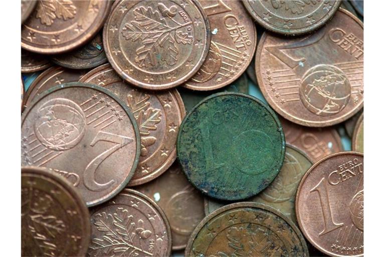 Die Euroländer wollen trotz gestiegener Nutzung bargeldloser Bezahlmöglichkeiten während der Corona-Pandemie auch 2021 Euro-Münzen in großem Stil in Umlauf bringen. Foto: Klaus-Dietmar Gabbert/dpa-Zentralbild/dpa