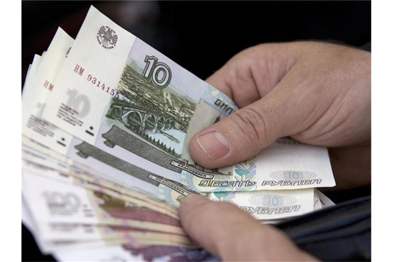 Die Europäische Union hat scharfe Sanktionen gegen die russische Zentralbank in Kraft gesetzt. Foto: Arno Burgi/dpa