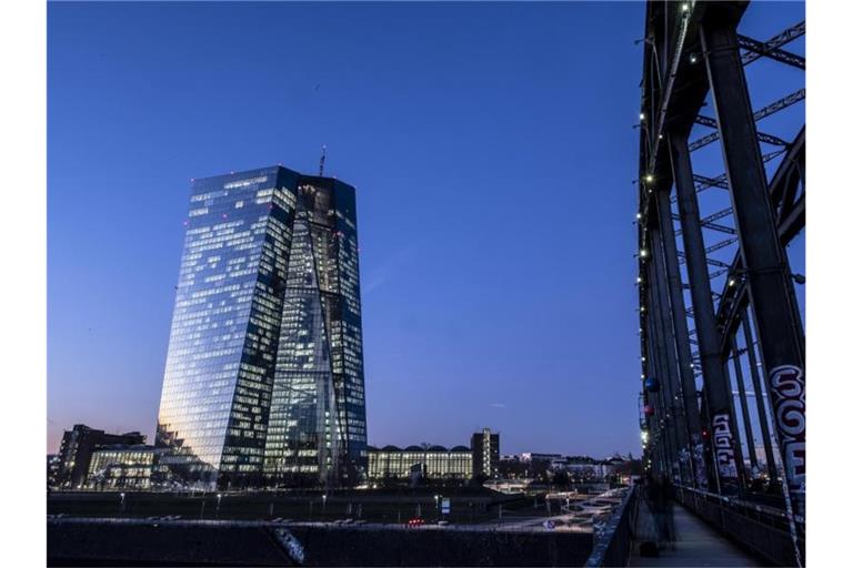 Die Europäische Zentralbank hält den Leitzins im Euroraum auf null Prozent. Foto: Boris Roessler/dpa