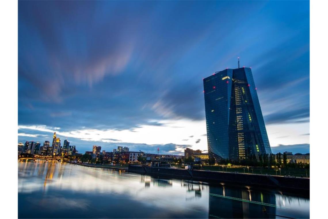 Die Europäische Zentralbank in Frankfurt am Main. Einer Studie der Bank für Internationalen Zahlungsausgleich zufolge können sich die Notenbanken ihre lockere geldpolitische Linie erlauben. Foto: Boris Roessler/dpa