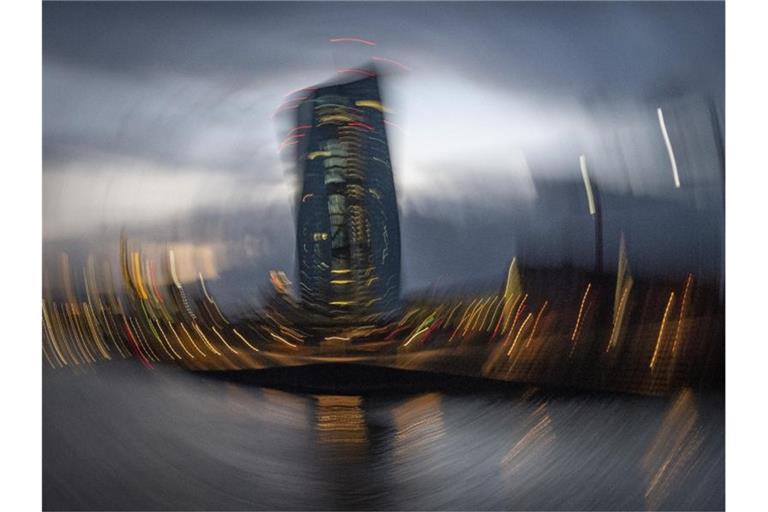 Die Europäische Zentralbank in Frankfurt am Main in der Abenddämmerung (Aufnahme mit beabsichtigter Bewegung der Kamera während der Belichtung). Foto: Boris Roessler/dpa