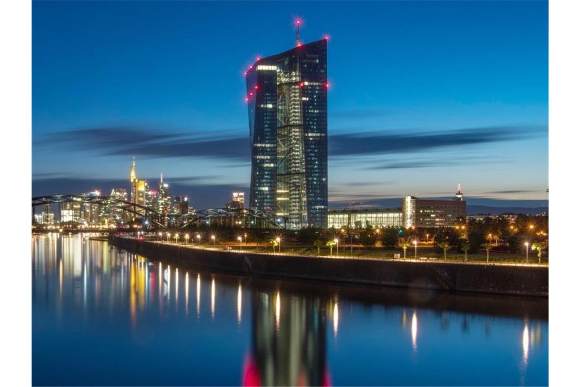 Die Europäische Zentralbank in Frankfurt am Main. Seit der schweren Finanz- und Wirtschaftskrise 2008 haben die Aufseher die Vorschriften generell verschärft und unterziehen die Institute regelmäßigen Gesundheitschecks. Foto: Boris Roessler/dpa