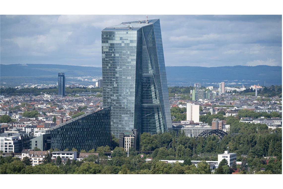 EZB erwartet geringere Inflation und schwaches Wachstum Die Europäische Zentralbank in Frankfurt (Archivbild).
