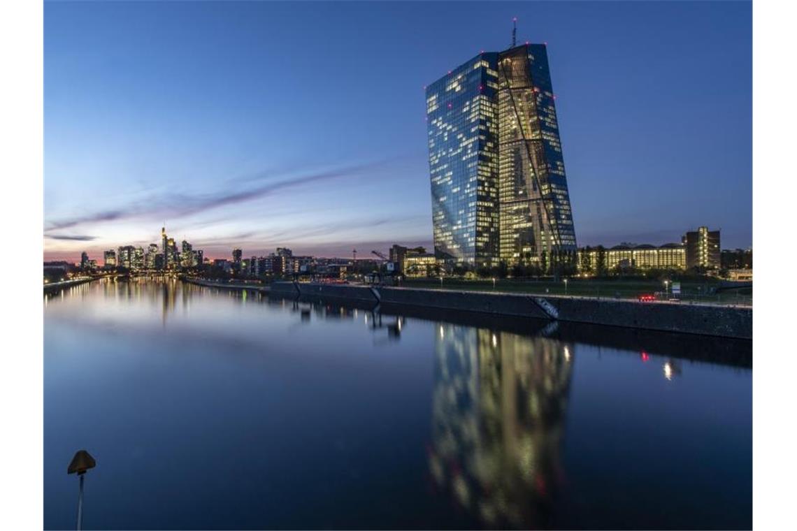 Die Europäische Zentralbank steckt in der Corona-Krise weitere 600 Milliarden Euro in Anleihen. Foto: Boris Roessler/dpa