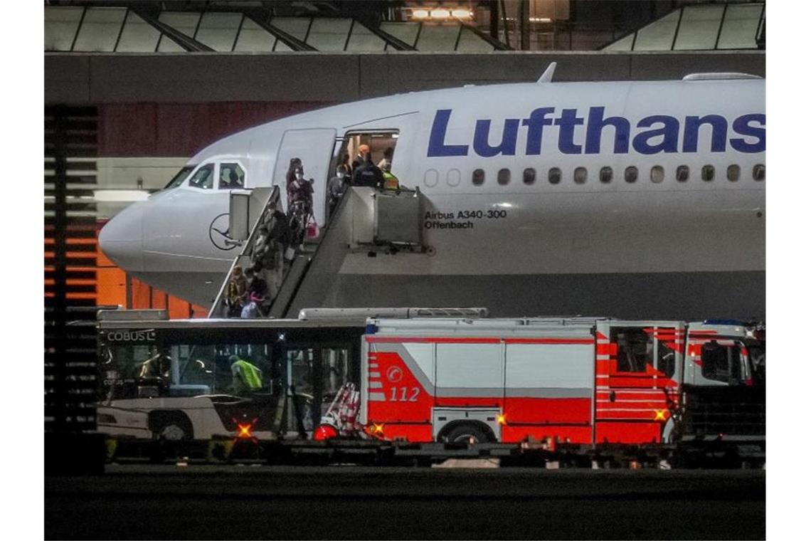 Die Evakuierten aus Kabul verlassen in Frankfurt das Flugzeug. Foto: Michael Probst/AP/dpa