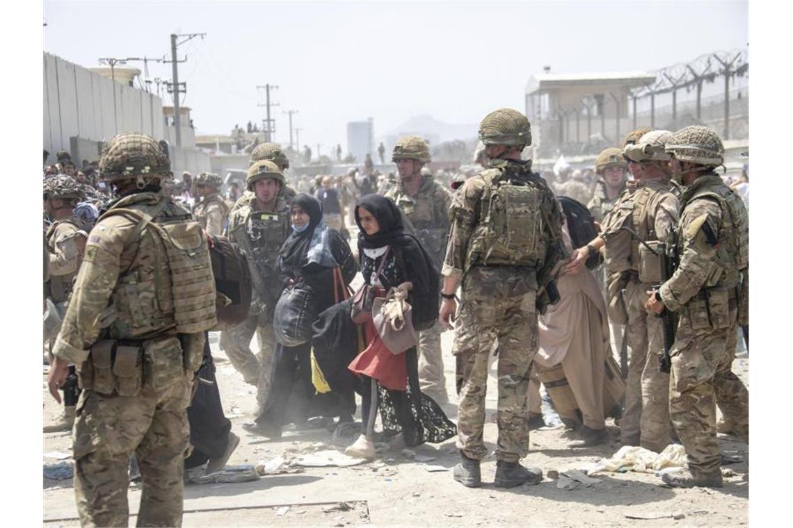 Lage in Kabul weiterhin kritisch - Sorge vor IS-Anschlägen Die Evakuierung von ausreisewilligen Menschen am Flughafen von Kabul dauert an. Foto: Uncredited/Ministry of Defence/dpa