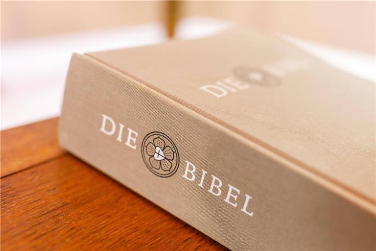 Die evangelischen Kirchen haben die Schriften der jüdischen Bibel – des Tanach – übernommen, allerdings in 39 Bücher eingeteilt. Hinzu kommen die 27 Schriften des griechischen Neuen Testaments – zusammen 66 Bücher. Katholische Bibeln hingegen umfassen 73 Bücher.