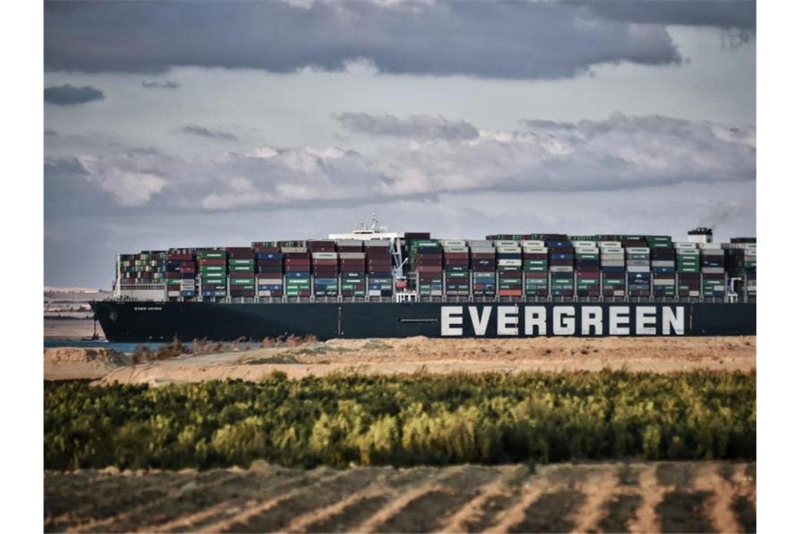 Suezkanal: Streit um beschlagnahmtes Schiff weiter ungelöst Die „Ever Given“ kurz nach dem Ende der Blockade im Suezkanal. Foto: Sayed Hassan/dpa