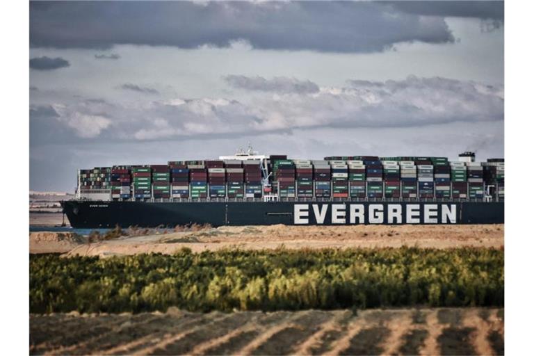 Die „Ever Given“ kurz nach dem Ende der Blockade im Suezkanal. Foto: Sayed Hassan/dpa