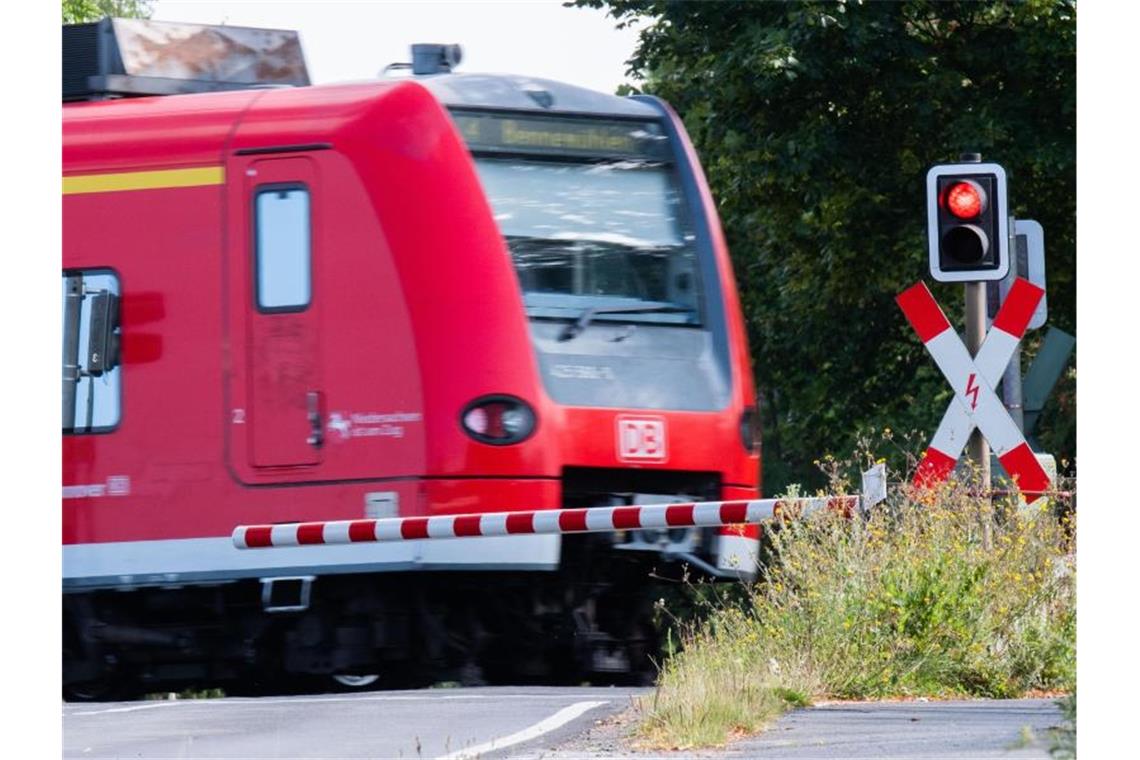 Die EVG führt mit der Bahn derzeit auch Verhandlungen über die Betriebsrenten der Bahn-Beschäftigten. Foto: Julian Stratenschulte/dpa